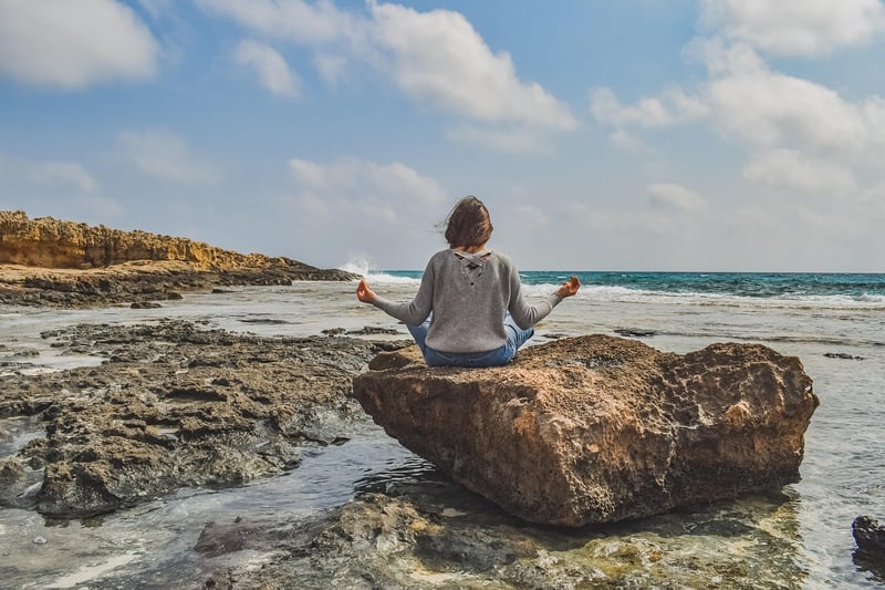 Wie man Stress mit Meditation im Alltag reduziert – 7 einfache Wege